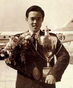 容国团从小喜爱乒乓球运动,十五岁时即代表香港工联乒乓球队参加比赛