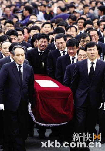 评论:卢武铉之死折射韩国扈从政治特点