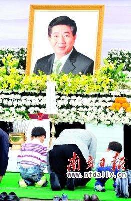 25日，人们在卢武铉的遗像前哀悼。专题文图均据新华社
