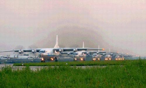 机场上的中国空军运-8运输机群.图片来源:中国广播网