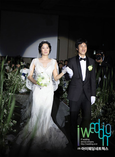 尹恩惠出席好友李善均婚礼《咖啡王子》结情意