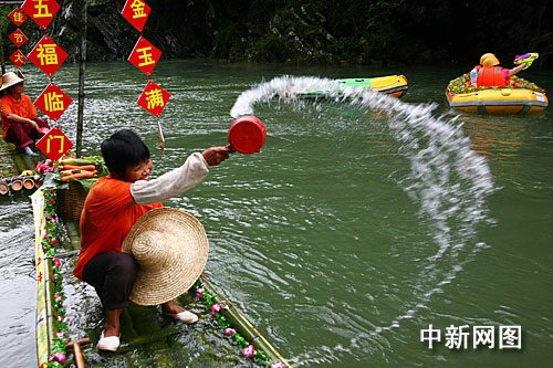 广州最纯净龙舟水首度端午迎客 响水峡漂流升