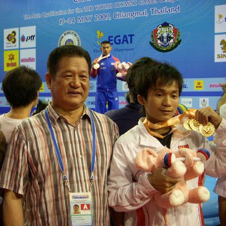 世少赛男子50公斤级冠军、中国选手吕云涛与国际举联秘书长、中国举重协会主席马文广