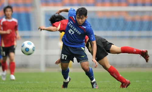 图文:全运男足预赛重庆2-0吉林 范冬青突破