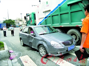 广州发生一起车祸 轿车转360度压断行人腿(图