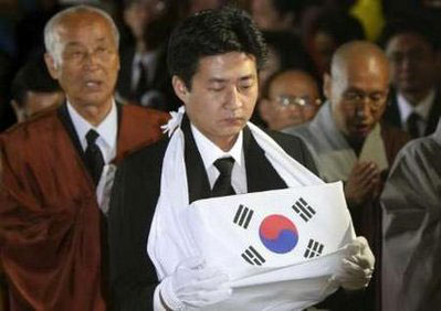 卢武铉骨灰运抵故乡 7月10日正式下葬(图)