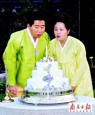 2006年9月23日,卢武铉和夫人权良淑在青瓦台庆祝他60岁生日。 