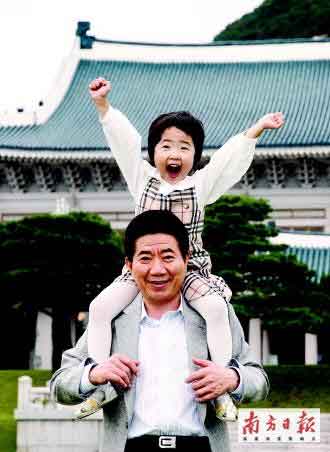 2007年9月29日,卢武铉和孙女在首尔总统官邸内留影。新华社发