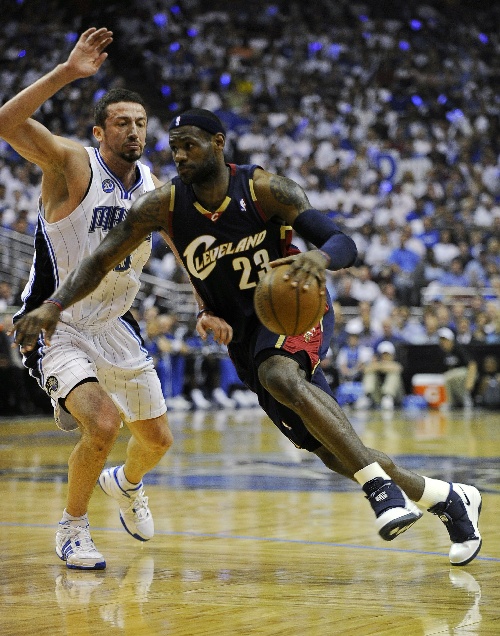 图文[nba]骑士vs魔术 詹姆斯运球突破