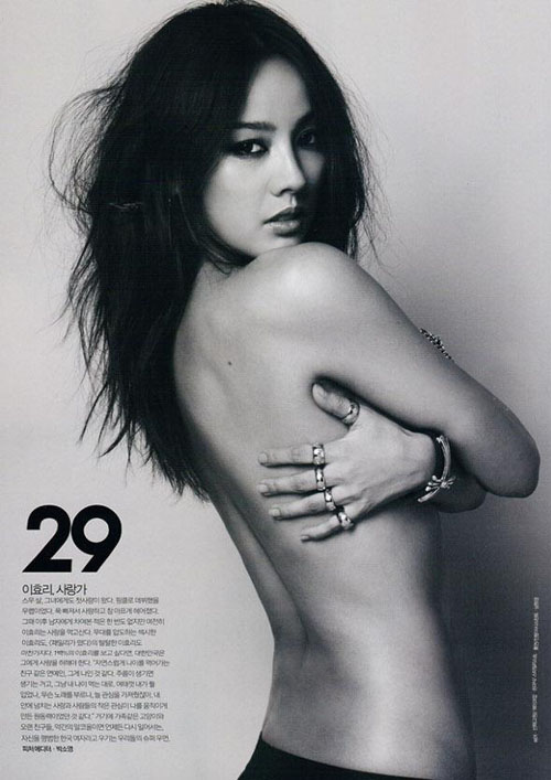 李孝利拍摄杂志封面 裸露上半身展性感身材(图)