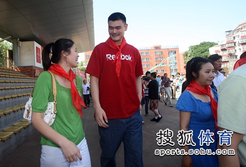 图文:姚明和小朋友过六 姚明与叶莉