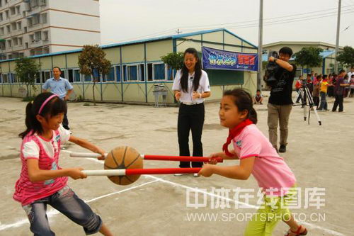 图文:杨扬与灾区小学生共渡六一 两女孩做游戏