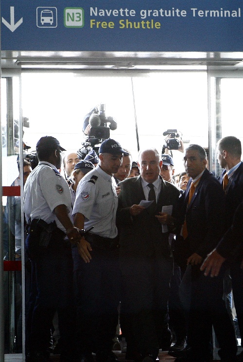 法交通部长抵巴黎戴高乐机场处理客机失踪事件