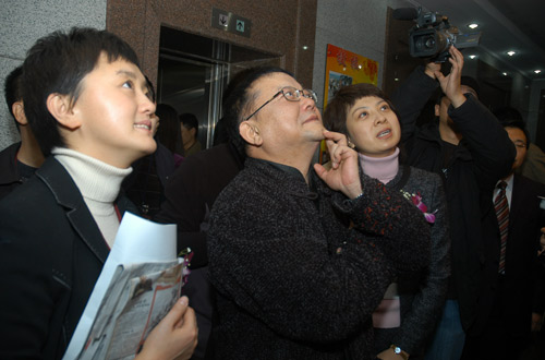 王刚到访辽宁电视台参观办公室-搜狐视频
