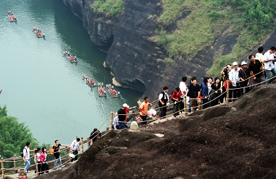 武夷山风景名胜区游客日渐增多. cfp