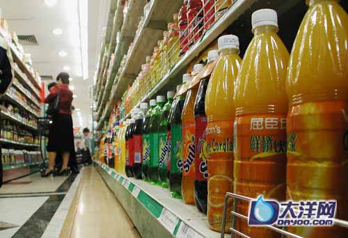 家超市内,很多功能饮料都未明确标示适用人群.