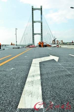 九江大桥桥面上桥两车道逐渐变窄标志