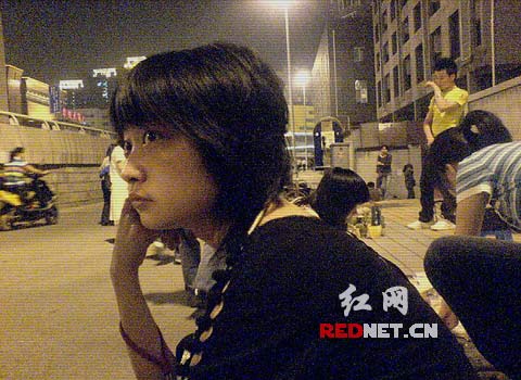 5月30日晚上，李娟在长沙波隆立交桥头摆地摊被网友抓拍。 网友“岂有此理”摄
