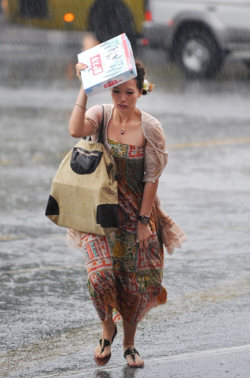 组图:广州突降大雨并伴有雷电