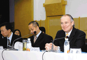 2008年3月11日，悍马首席执行官吉姆-泰勒（右一）在德阳与腾中重工的代表商谈。