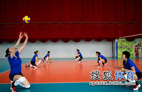 图文:中国女排备战古巴队 队员蹲下练传球