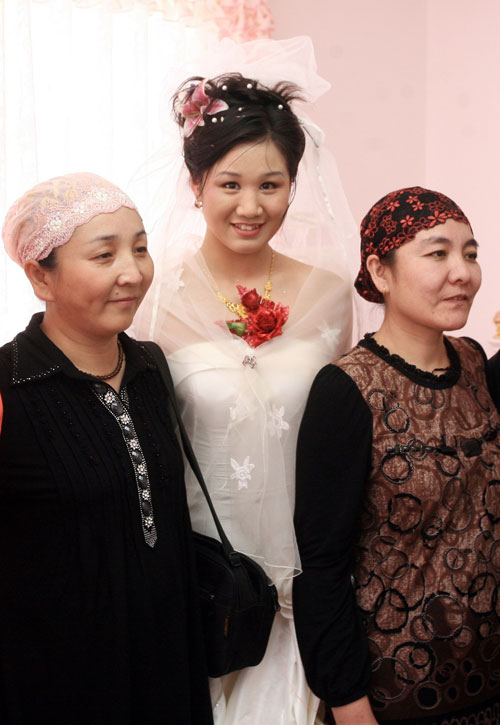 图文:男篮队员杜锋大婚 新娘莞尔一笑