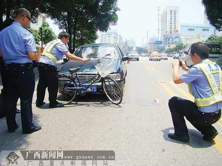 学生过街不走人行道 小车未减速两女生被撞(图