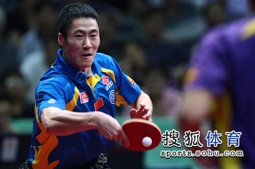 图文:乒乓球中国赛男单决赛 王励勤反手接球