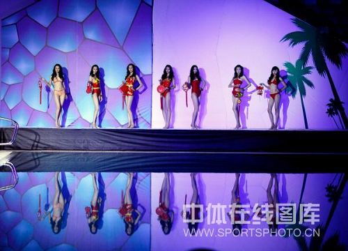 图文:水立方首场时尚秀 泳装美女展现中国红