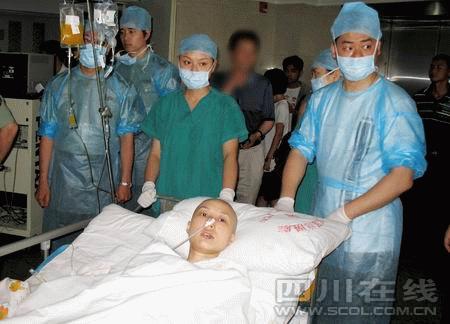 成都军区总医院首次为伤员植皮 搜寻生物敷料