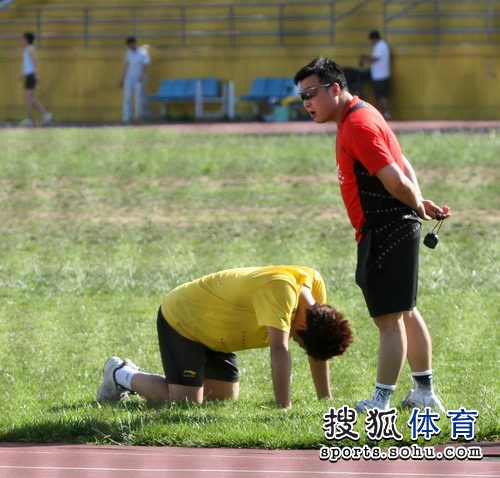 组图:国羽训练林丹踢足球 李根长跑后被累趴下