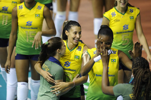 图文:巴西女排3-0德国 谢拉与队友拥抱庆祝