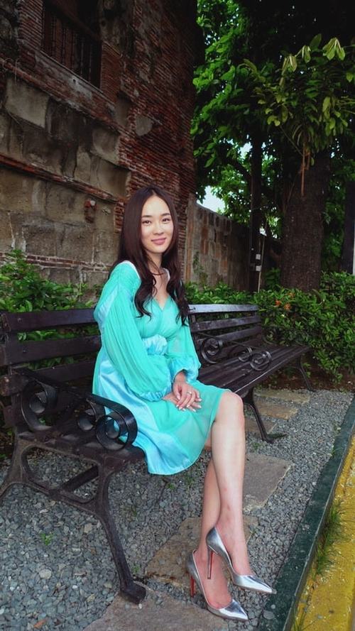 霍思燕工作之余最爱旅行 湖蓝裙装徜徉夏日阳光