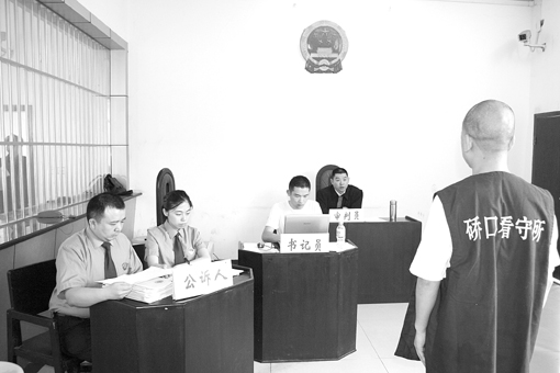 武汉检方派员出席简易程序公诉案件集中开庭 