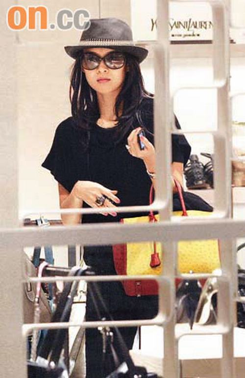 章子怡在香港购物被记者拍下，戴着墨镜的她表情很酷。