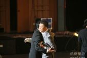 图：上海电视节白玉兰颁奖- 孙红雷拥抱冯恩鹤