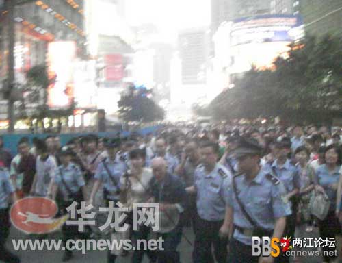 警方将老人请离现场引来群众围观 两江论坛网友供图