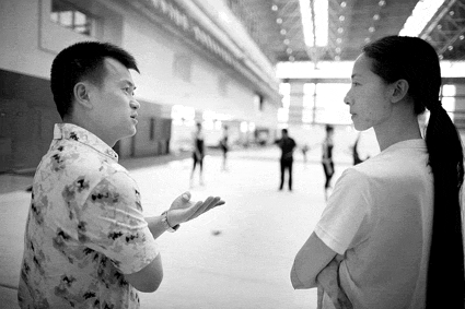 在巡视场馆的过程中，张国政（左）与北体大艺术体操队教练白梅探讨业务