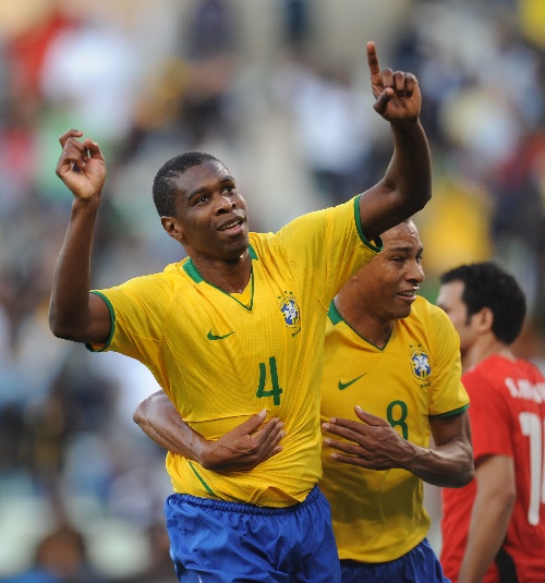 图文:联合会杯巴西VS埃及 巴西队胡安庆祝进球