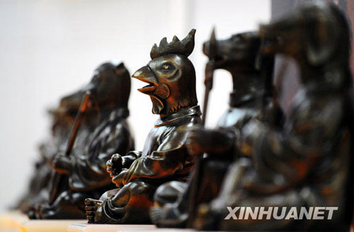 这是在广州中华广场展出的“十二生肖兽首人身像”（6月15日摄）。新华社记者 陈晔华 摄 