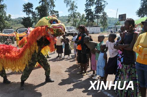 中国赴刚果(金)维和部队和当地儿童共庆儿童日