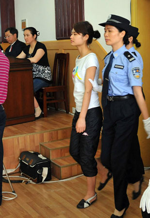 6月16日上午,巴东县人民法院庭审现场,邓玉娇被法警带入法庭