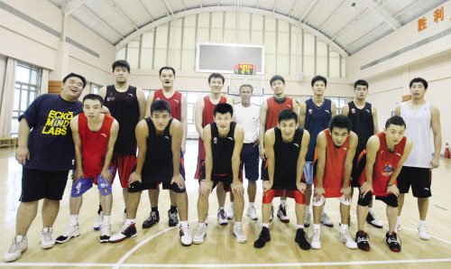 篮球 篮球其他      搜狐体育讯 本报讯 上周五(6月12日),随着新外教