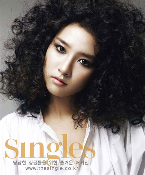 韩星金素恩在《singles》杂志7月刊画报中以烟熏妆和朋克发型展现出和