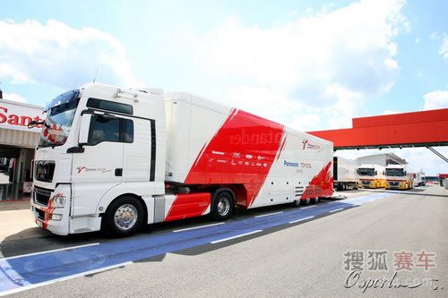 图文:f1英国大奖赛赛前 丰田车队卡车