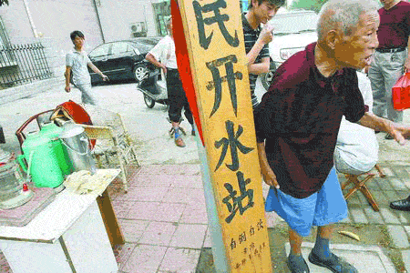 九旬老人街头设免费开水站 20年来风雨无阻(图)