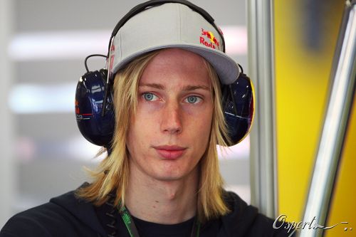 图文:F1英国站第一次练习 哈特利戴着耳机