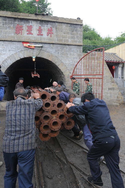 组图:山西临汾新星煤矿透水事故4名被困者获救