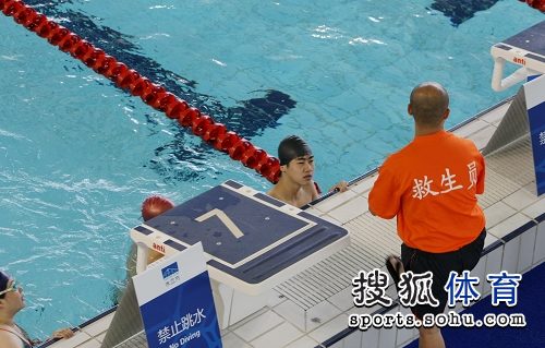图文:水立方游泳试运营 配备多名专业救生员