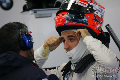 图文:F1英国站第三次练习 库比卡佩戴头盔